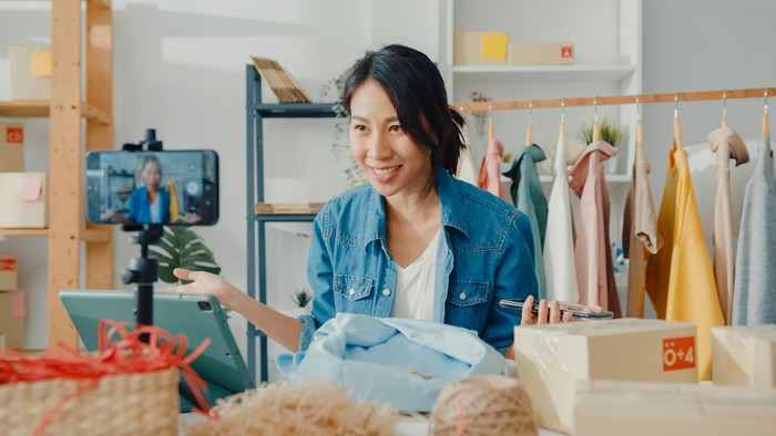 seorang afiliator mengikuti program affiliate dan membuat konten untuk memasarkan produk brand