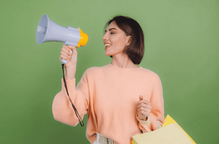 Wanita sedang melakukan Shopee Affiliate