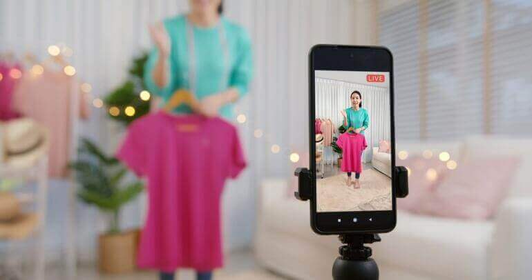Foto orang sedang live tiktok